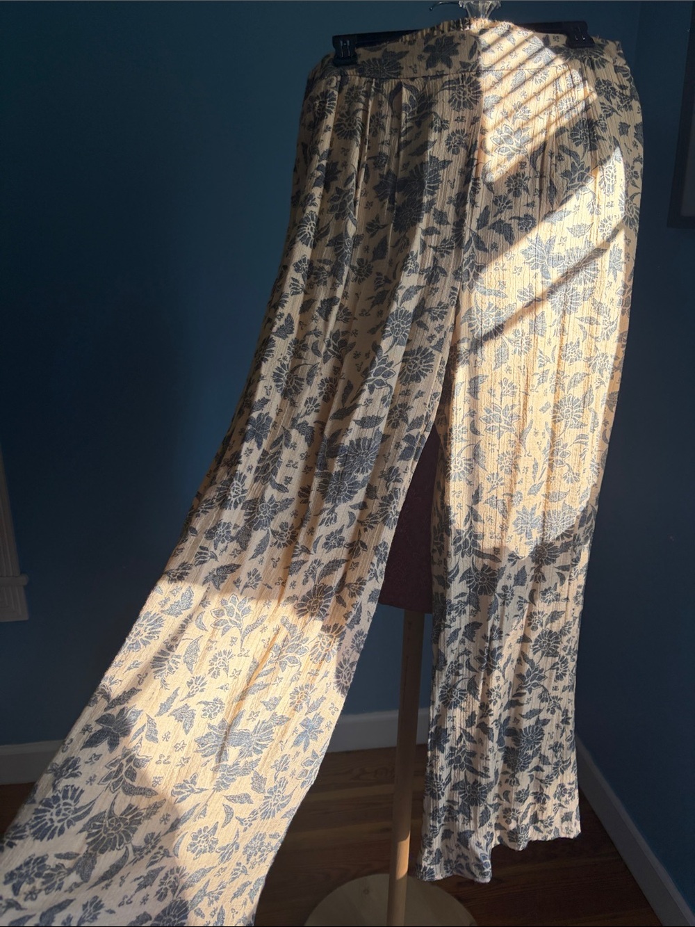 Loose fitting(palazzo?)pants